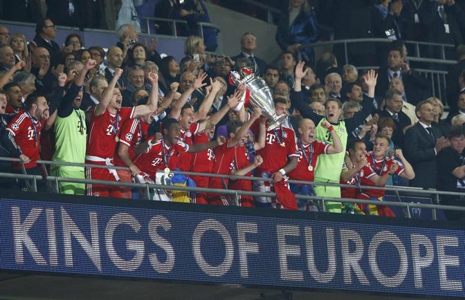 La coppa nelle mani dei giocatori del Bayern. Reuters